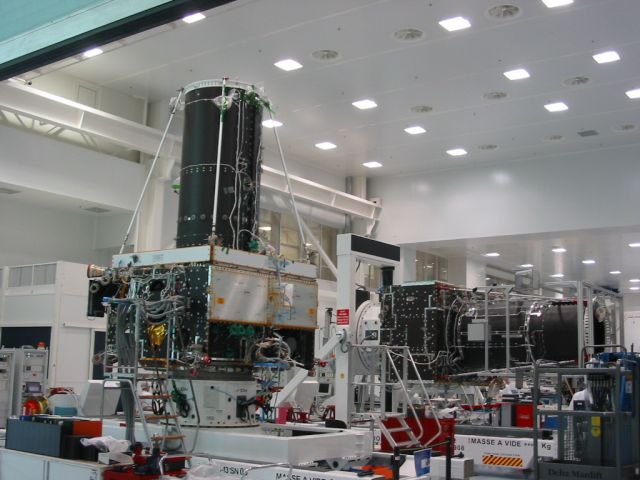 satellite en  construction