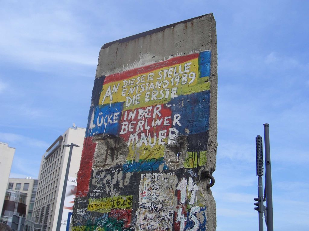 C'est la premire pierre du mur de Berlin