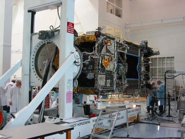 satellite en  construction