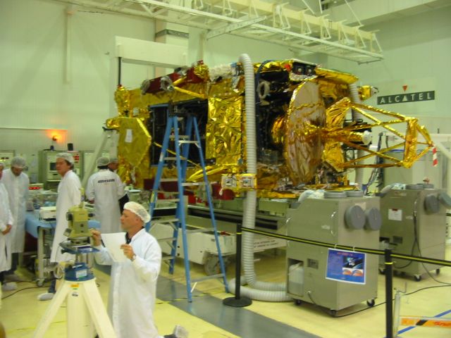 satellite en  construction