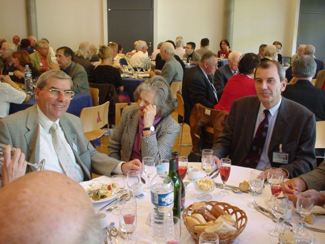 Claude Prardel et Michel Bayon encadrent Mme Yves Fargette