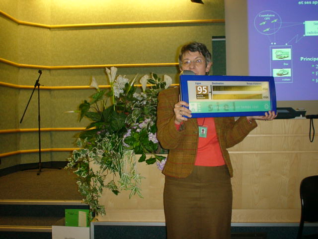 Mme Manolle PRESENT nous montre un panneau d'information.