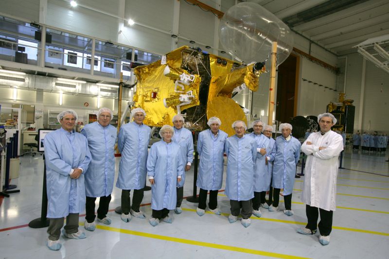 on voit en arrire plan un satellite