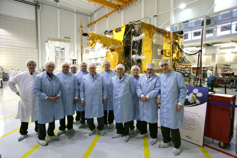 on voit en arrire plan un satellite