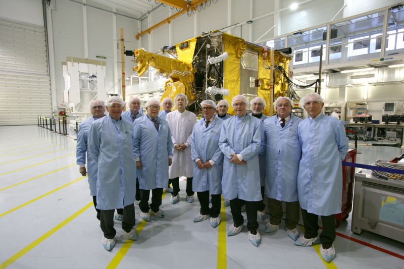 on voit en arrire plan un satellite