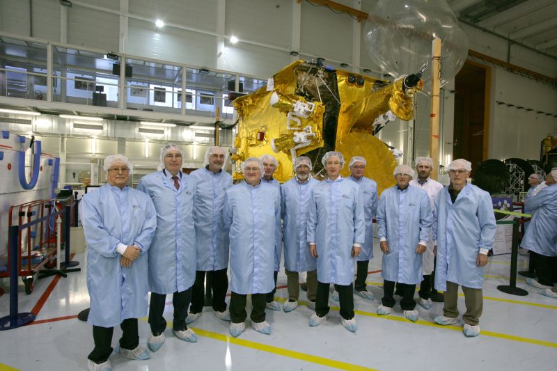 on voit en arrire plan un satellite