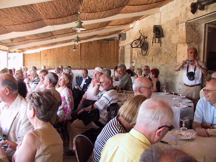 En attendant les explications sous la tonnelle