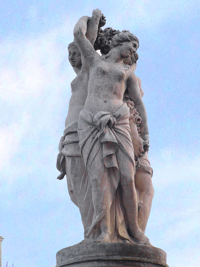 Sur la place , la Fontaine des Trois Grces