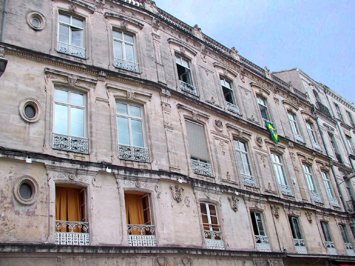 Les belles faades bordent les ruelles