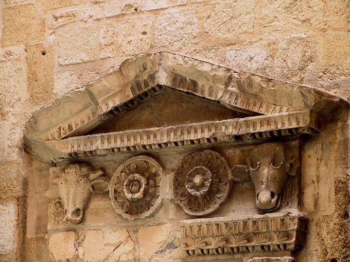 Au hasard des rues, on dcouvre des frontons sculpts