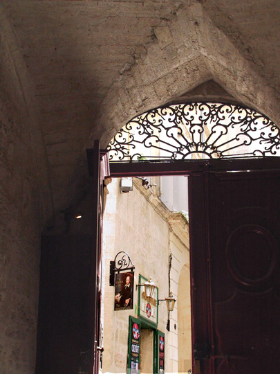 Un passage conduit  la cour intrieure