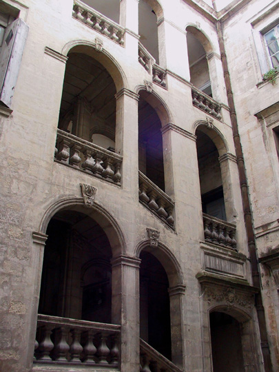 L'escalier extrieur dans la cour cour d'un des nombreux htels