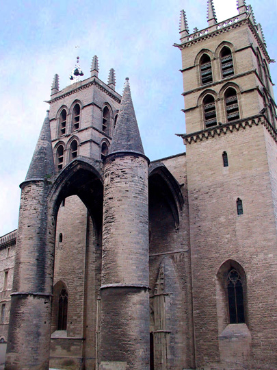 Les tours massives de la cathdrale Saint Pierre