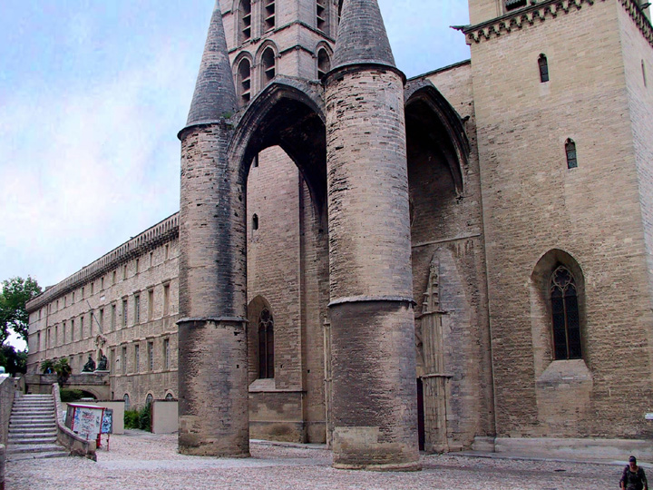 Jouxtant la Cathdrale le Collge Saint Benot