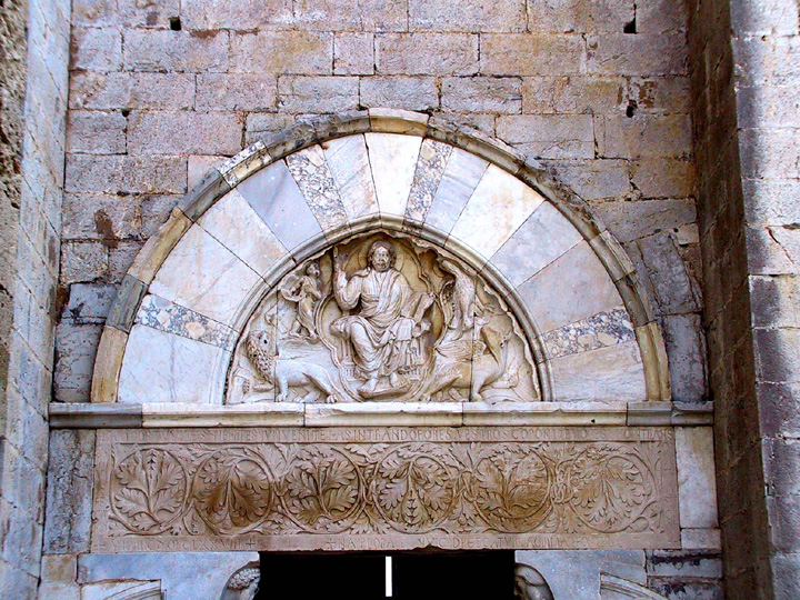 Le tympan avec le Christ entour des symbles des quatre vanglistes