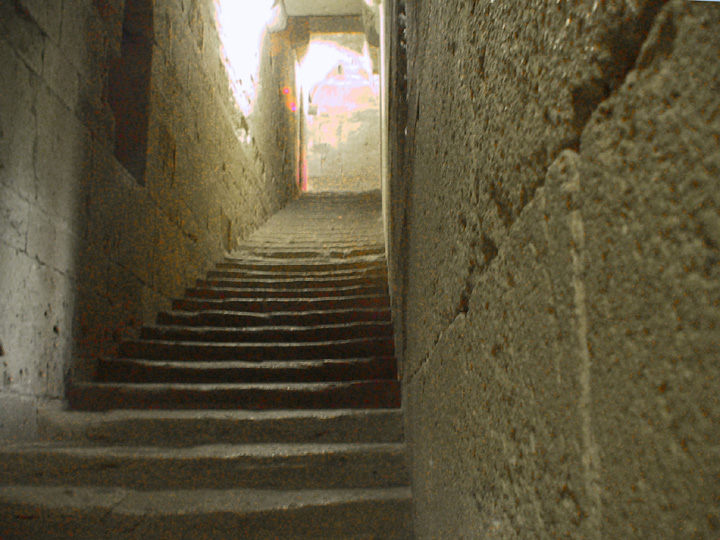Un troit escalier conduit  la nef suprieure