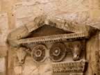 Au hasard des rues, on dcouvre des frontons sculpts (626kb)
