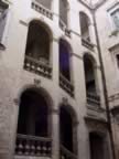 L'escalier extrieur dans la cour cour d'un des nombreux htels (409kb)